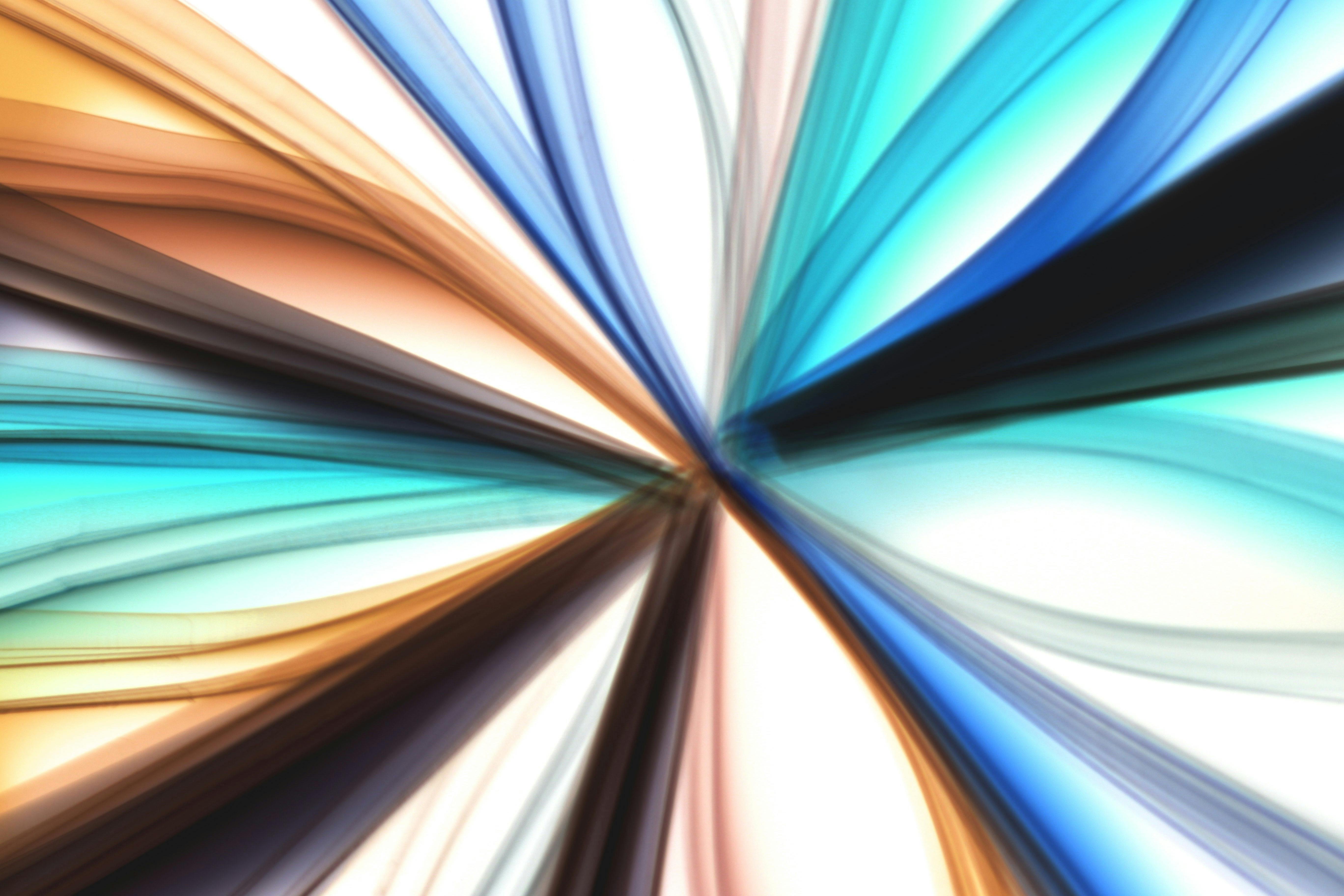 Безкоштовне Яскраве та динамічне абстрактне зображення різнокольорових світлових смуг у русі, що демонструє яскраві відтінки. стокове фото