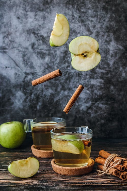 Photo De Tranche De Pomme Verte Et Bâton De Cannelle