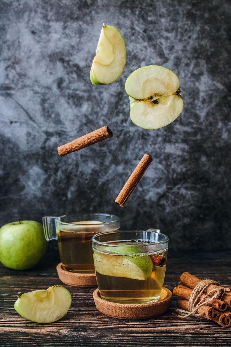 Vinagre de maçã em garrafa com maçãs frescas