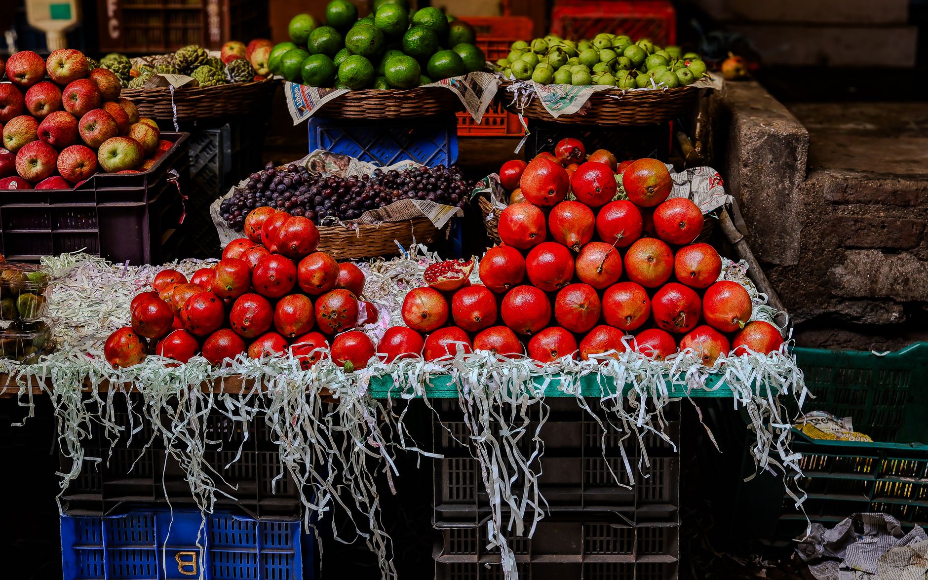 A vibrant display of assorted fruits in a lively market setting. — free online jigsaw puzzle on JigsawPuzzlesFreeOnline.org