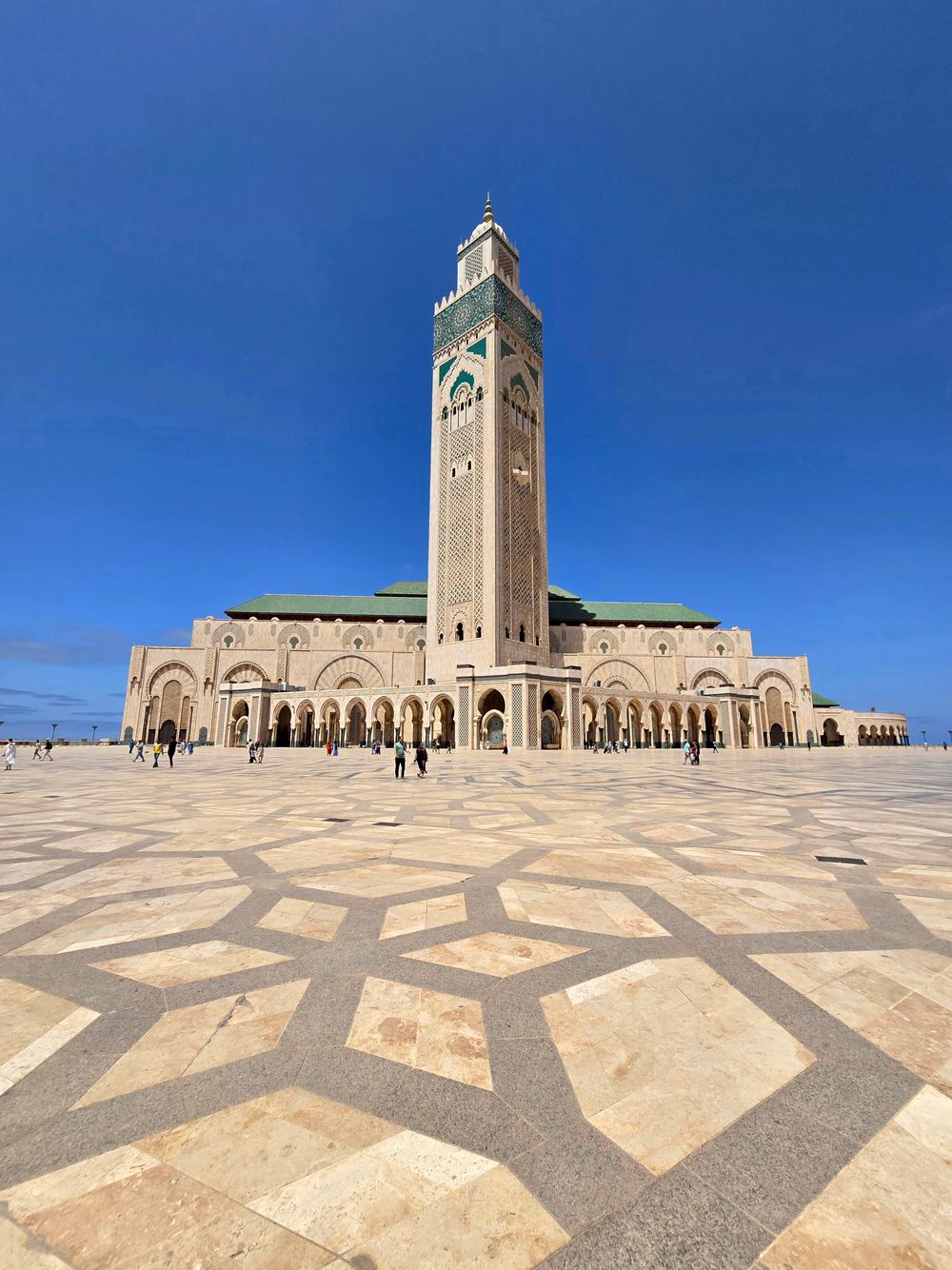 Mezquita de Hassan II bajo un cielo despejado en Casablanca
