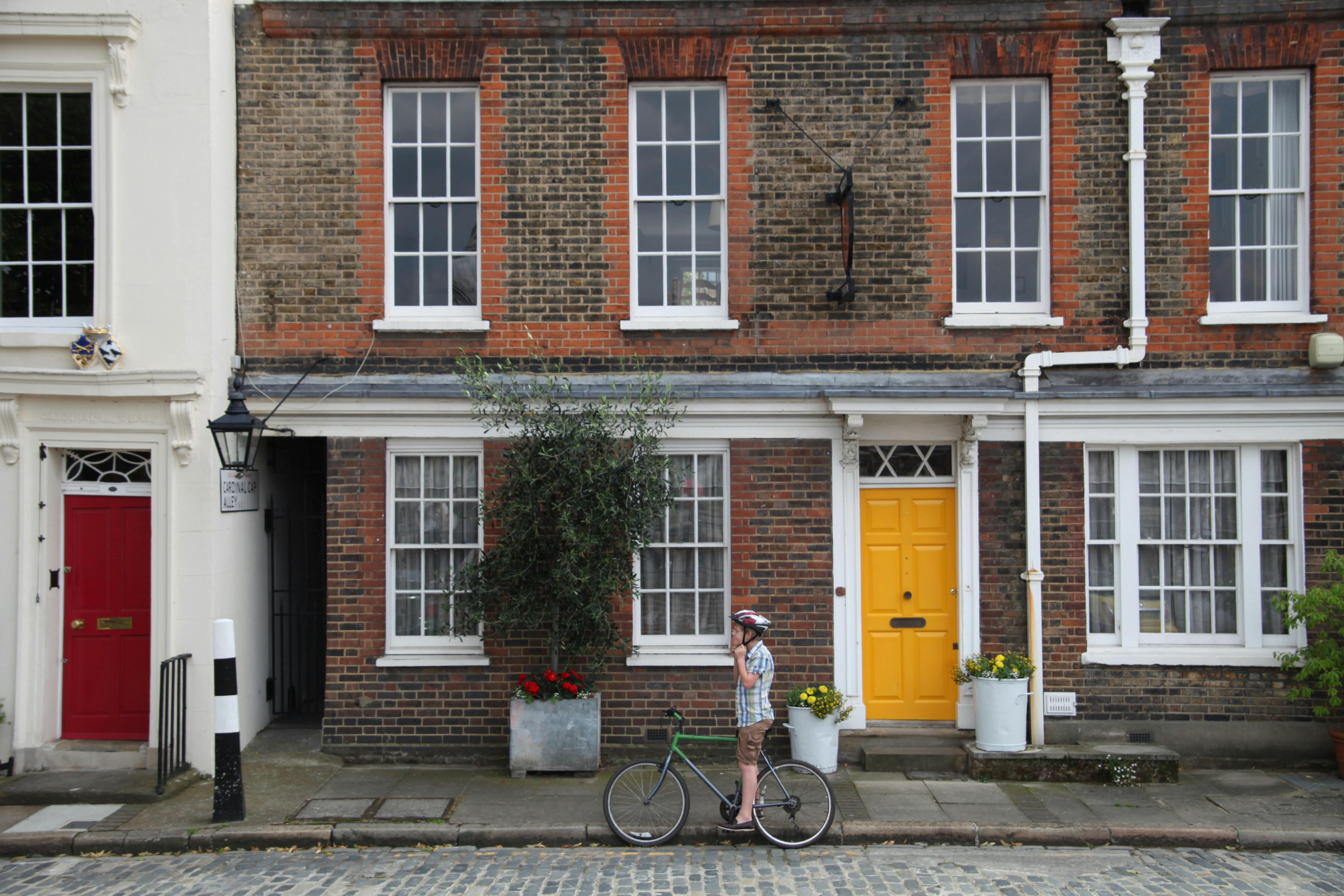 Fixed mortgage rates follow falling oil prices — Photo by Dark Astraal on Pexels