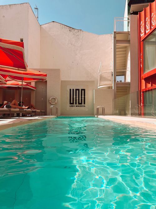 Gratis Rilassati presso la piscina sul tetto dell'Hotel UNO Madrid in una giornata di sole. Foto a disposizione