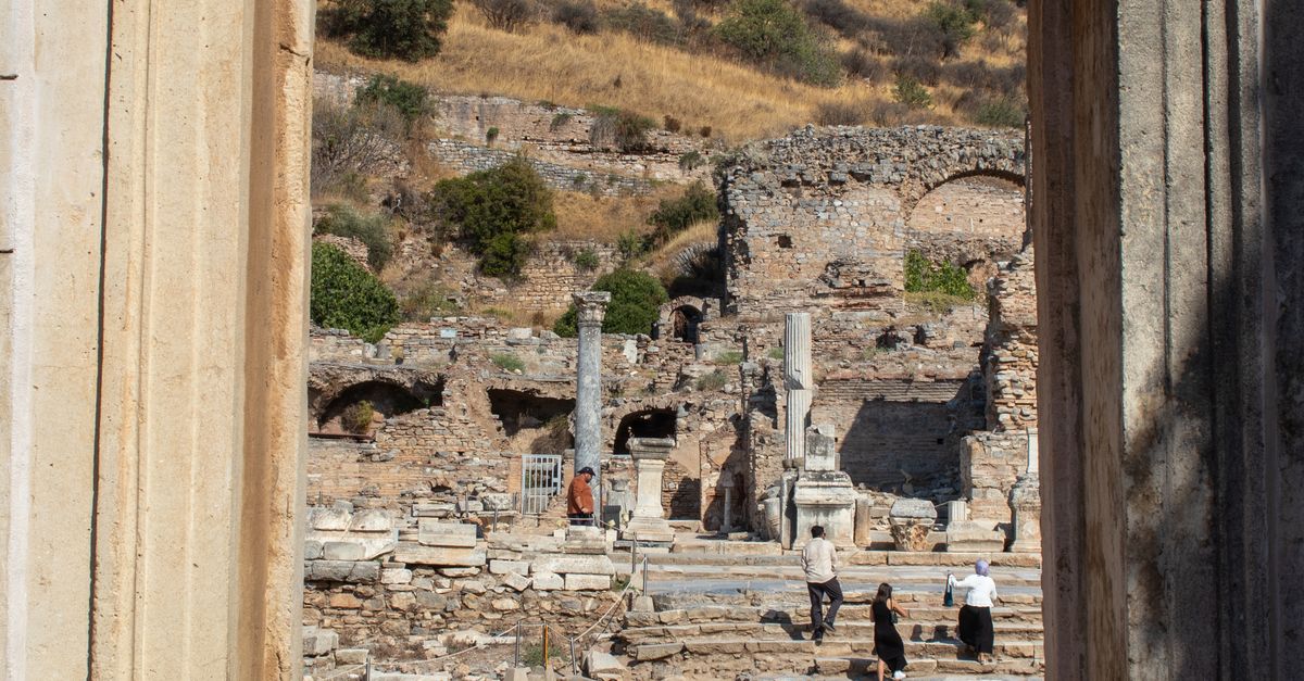 Rüyada Sevgiliyle Tarihi Mekanları Gezmek - Rüya Tabiri ve Anlamı - Türkiye'nin Efes kentindeki bir kemerin altından antik kalıntıların yaz aylarında çekilmiş görüntüsü.