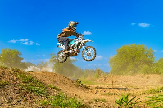 Un emozionante salto in moto da cross immortalato in una giornata limpida e luminosa all'aperto a Washington, Pennsylvania.
