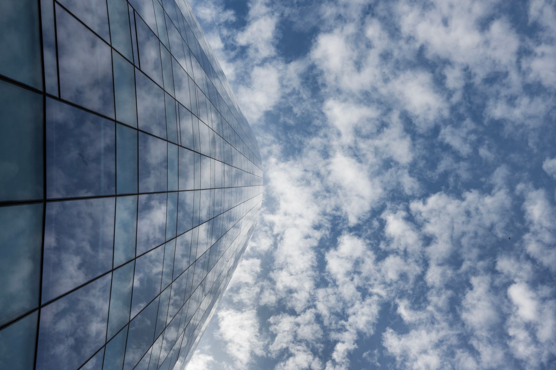 Geheimnisvolles Bauwerk: Himmel & Wolken in Szene