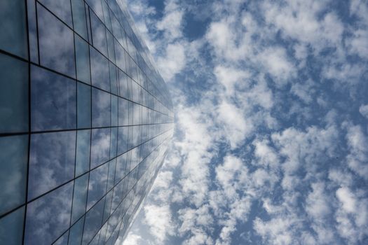 Geheimnisvolles Bauwerk: Himmel & Wolken in Szene