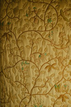 复古面料上华丽花卉刺绣的细节图，是设计灵感的理想来源