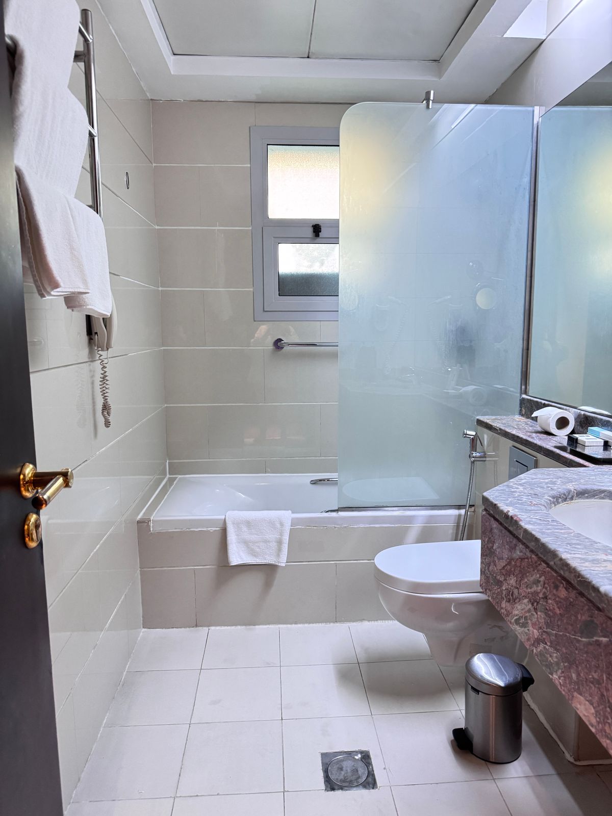Bagno d’hotel pulito, ordinato e pronto per gli ospiti