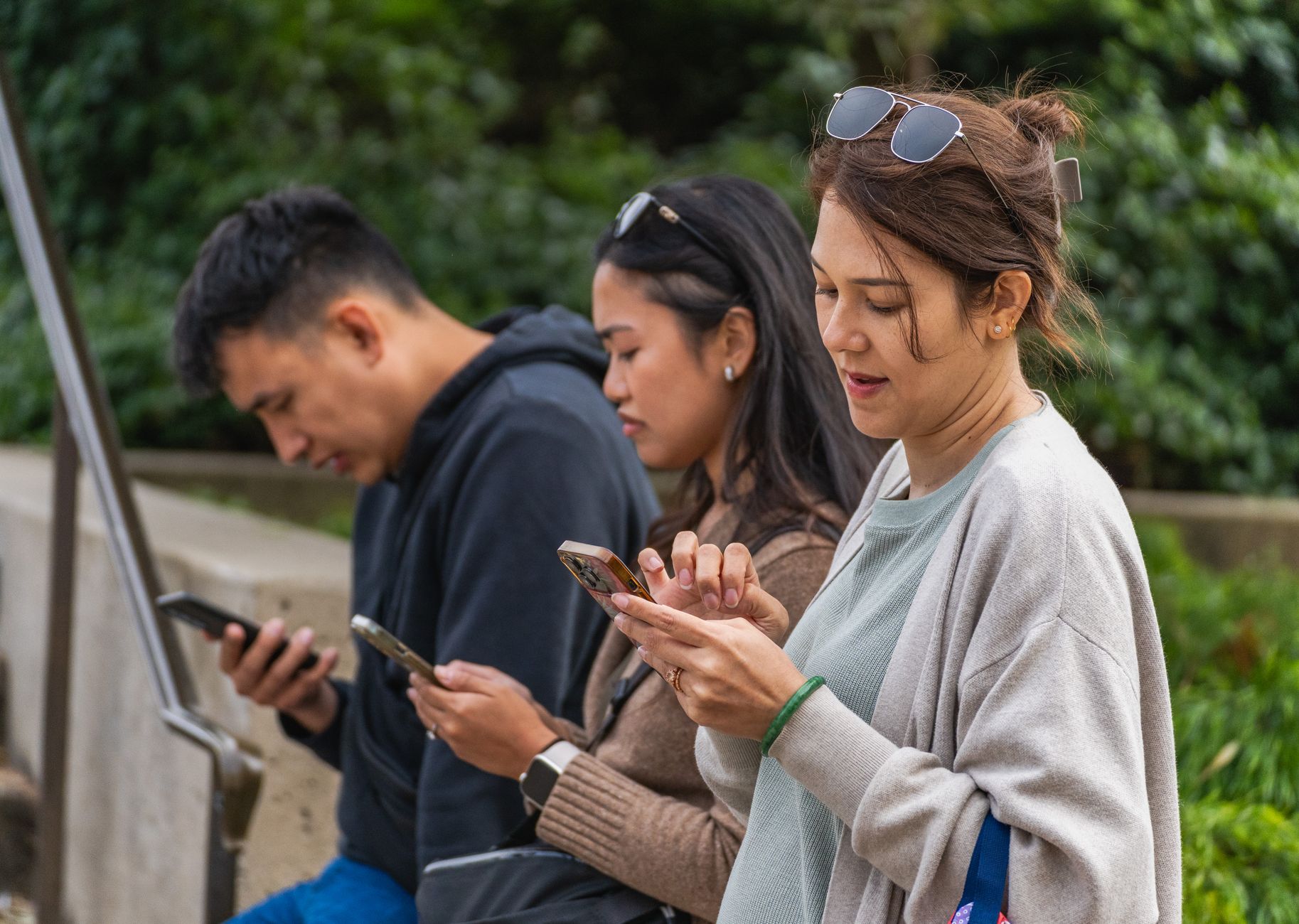 Persona usando el smartphone con mala postura de cuello
