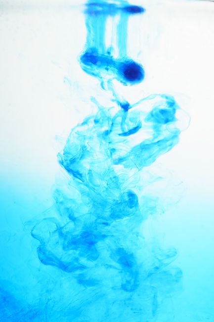 Fotomural Imagen abstracta de tinta azul vibrante enredándose en agua clara, creando patrones artísticos.