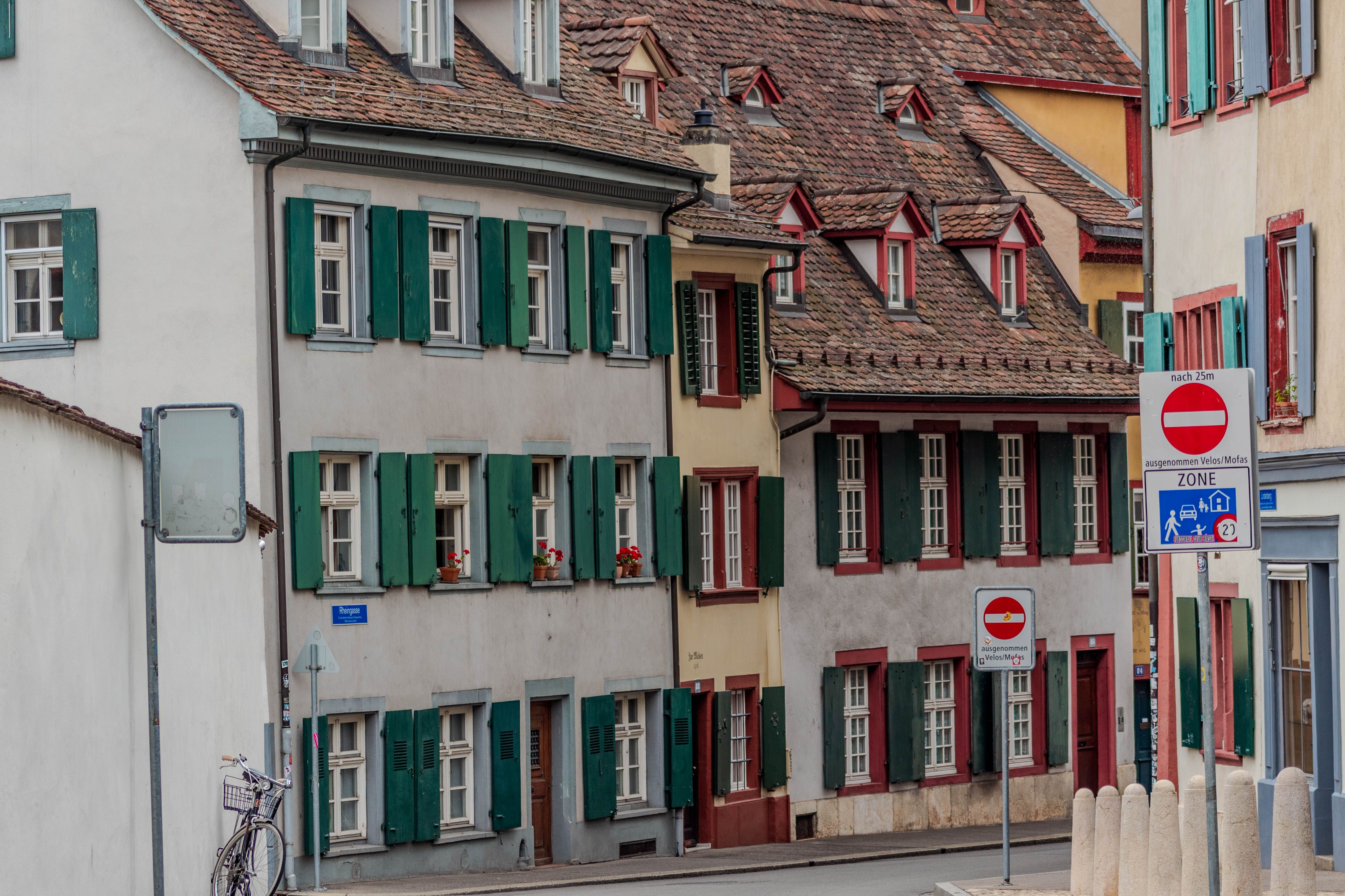 Installation einer Wallbox an einer Hauswand