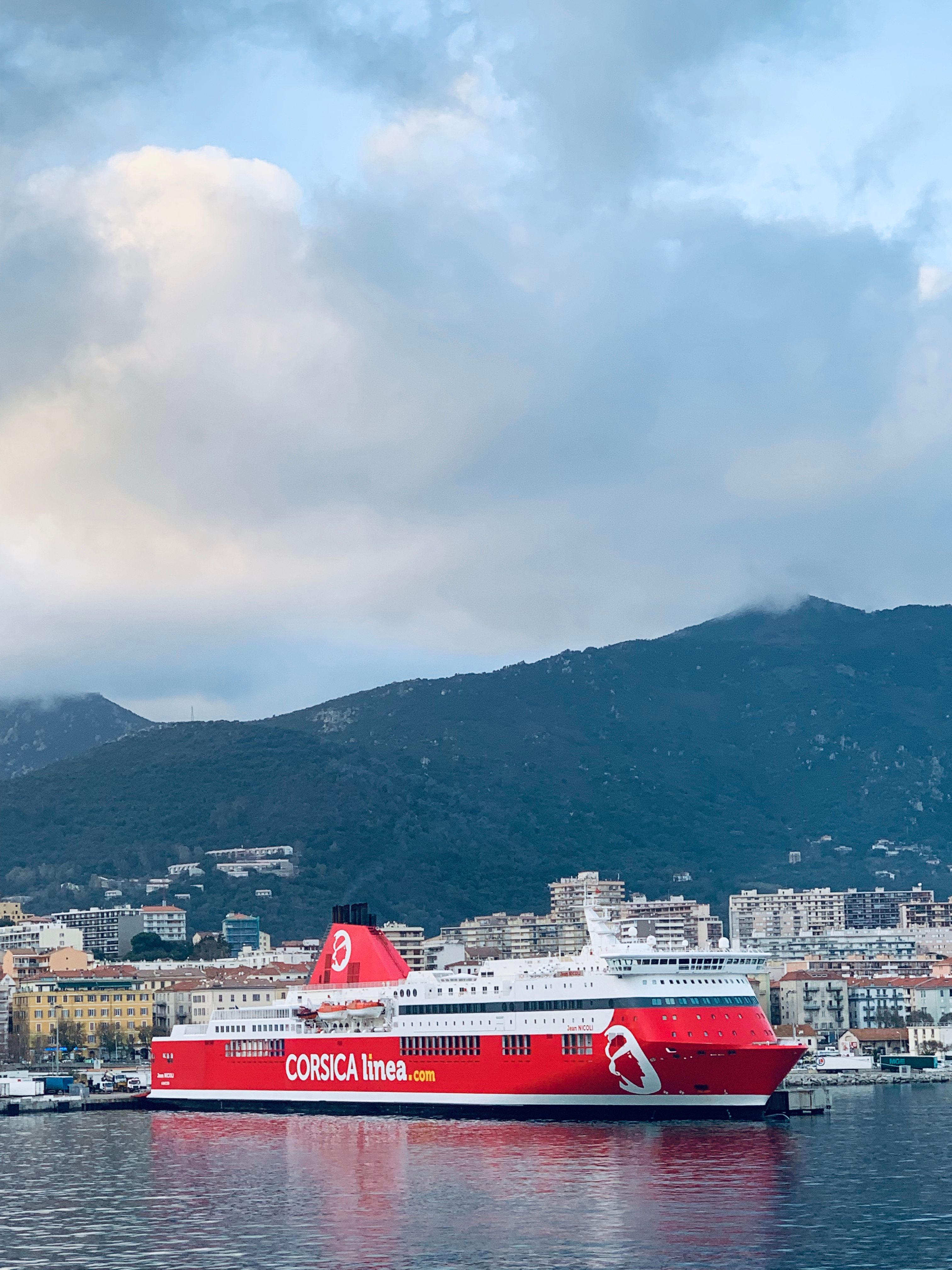 Le Ferry Corsica Linea Amarré Dans Le Port D'ajaccio · Photo gratuite