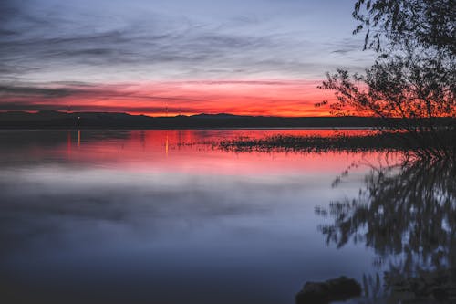 Altın Saatte Gölün Siluet Fotoğrafı