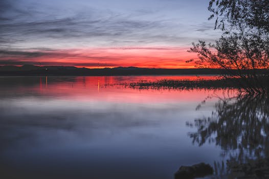 暮色宁静，缤纷的日落倒映在平静的湖面上