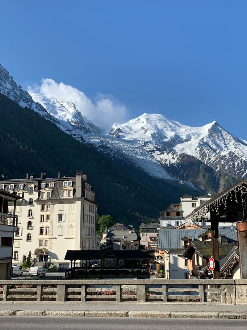 Chamonix-Mont-Blanc et montagnes enneigees