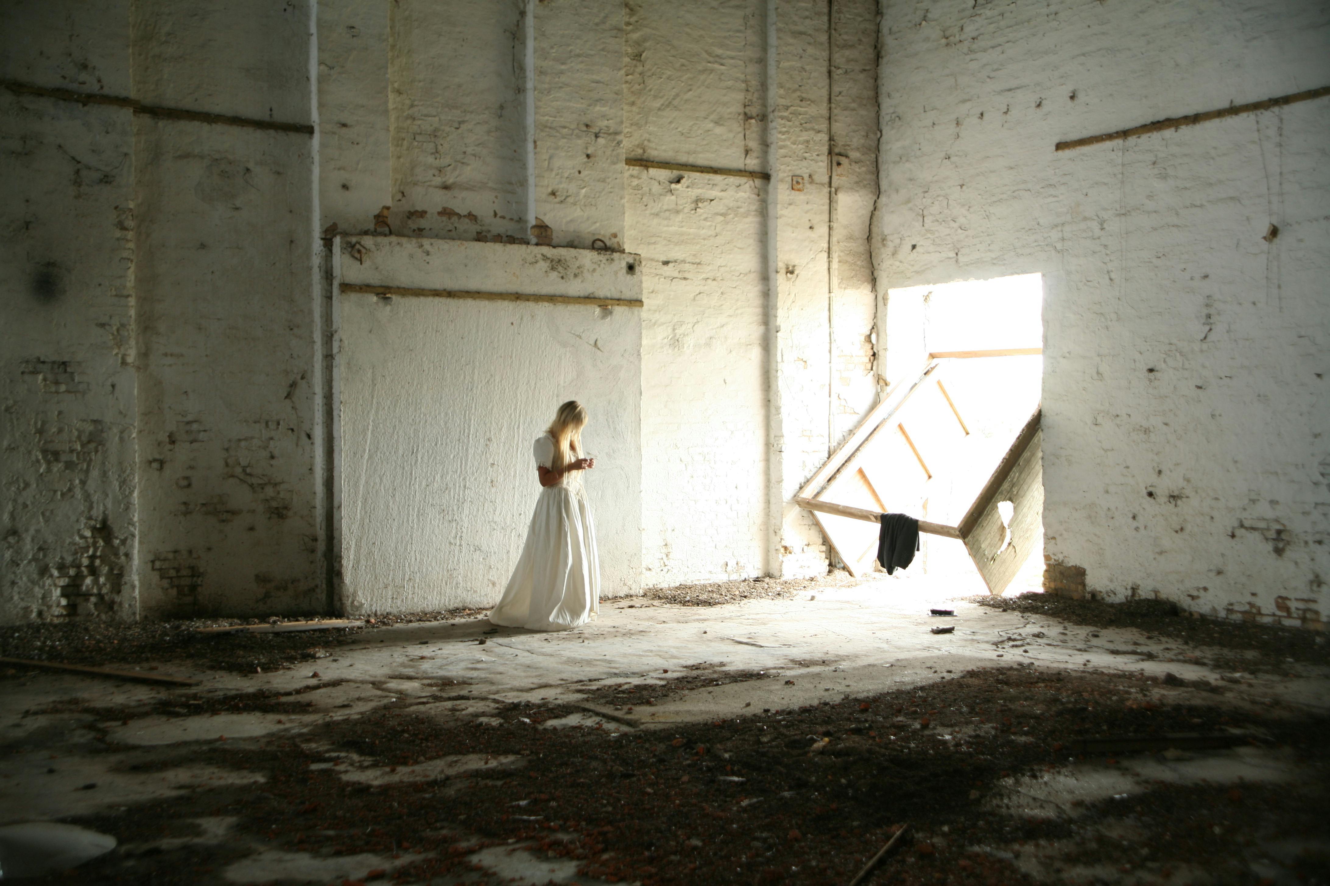 woman in white dress