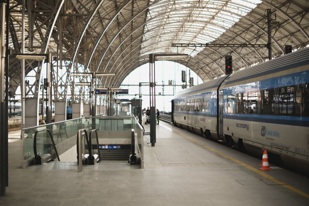 Tren modern la peron în Gara Centrală din Praga