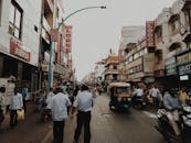 印度贝尔高姆的街道热闹非凡，城市环境中挤满了人、商店和车辆