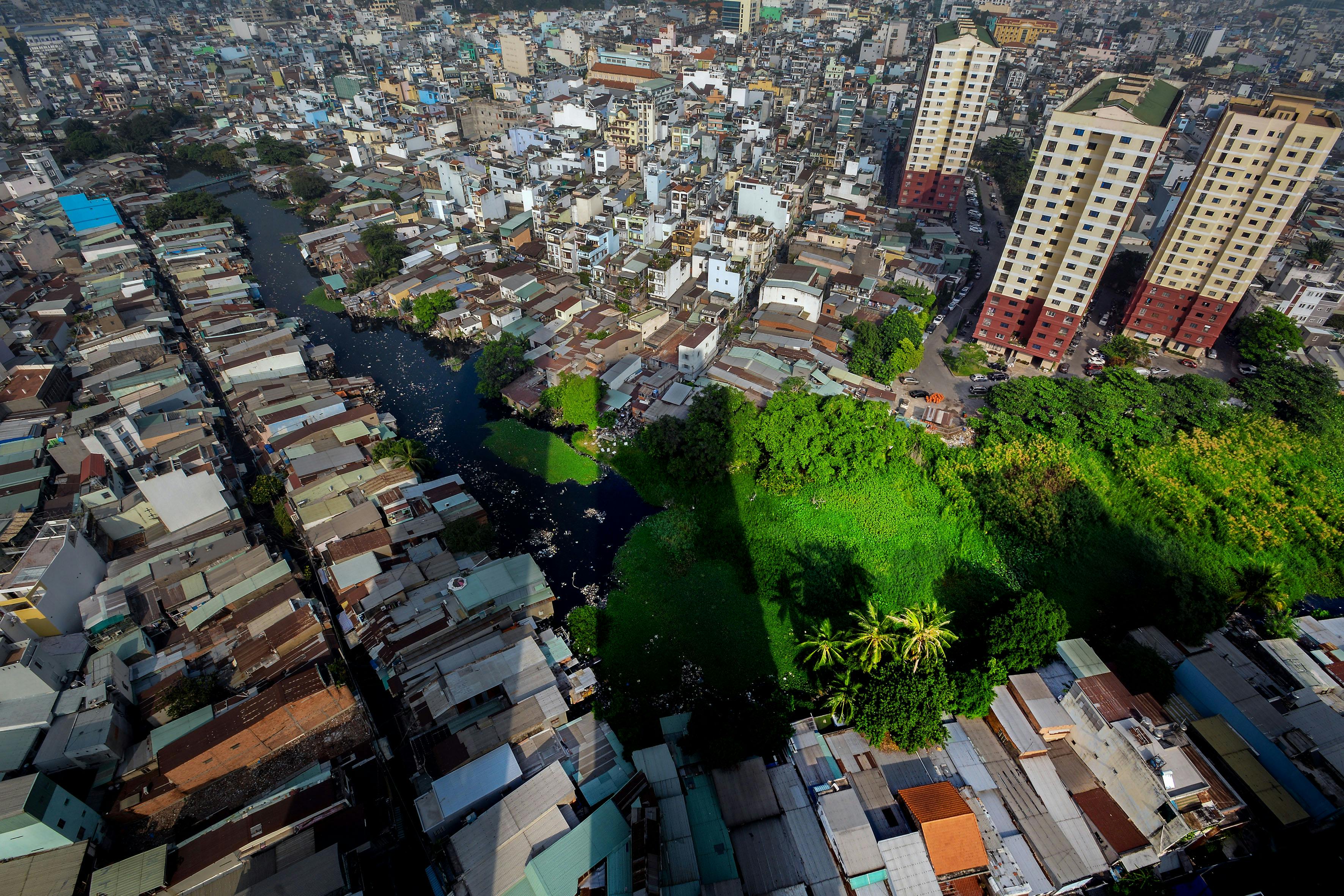 Yukarıdan bakışla yoğun konutların ve gökdelenlerin bulunduğu, yeşil alanlarla iç içe geçmiş büyük bir şehir