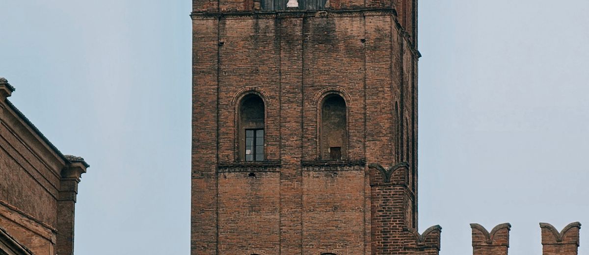 Torre medieval de ladrillo, en Bolonia