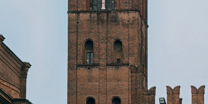 Torre medieval de ladrillo, en Bolonia