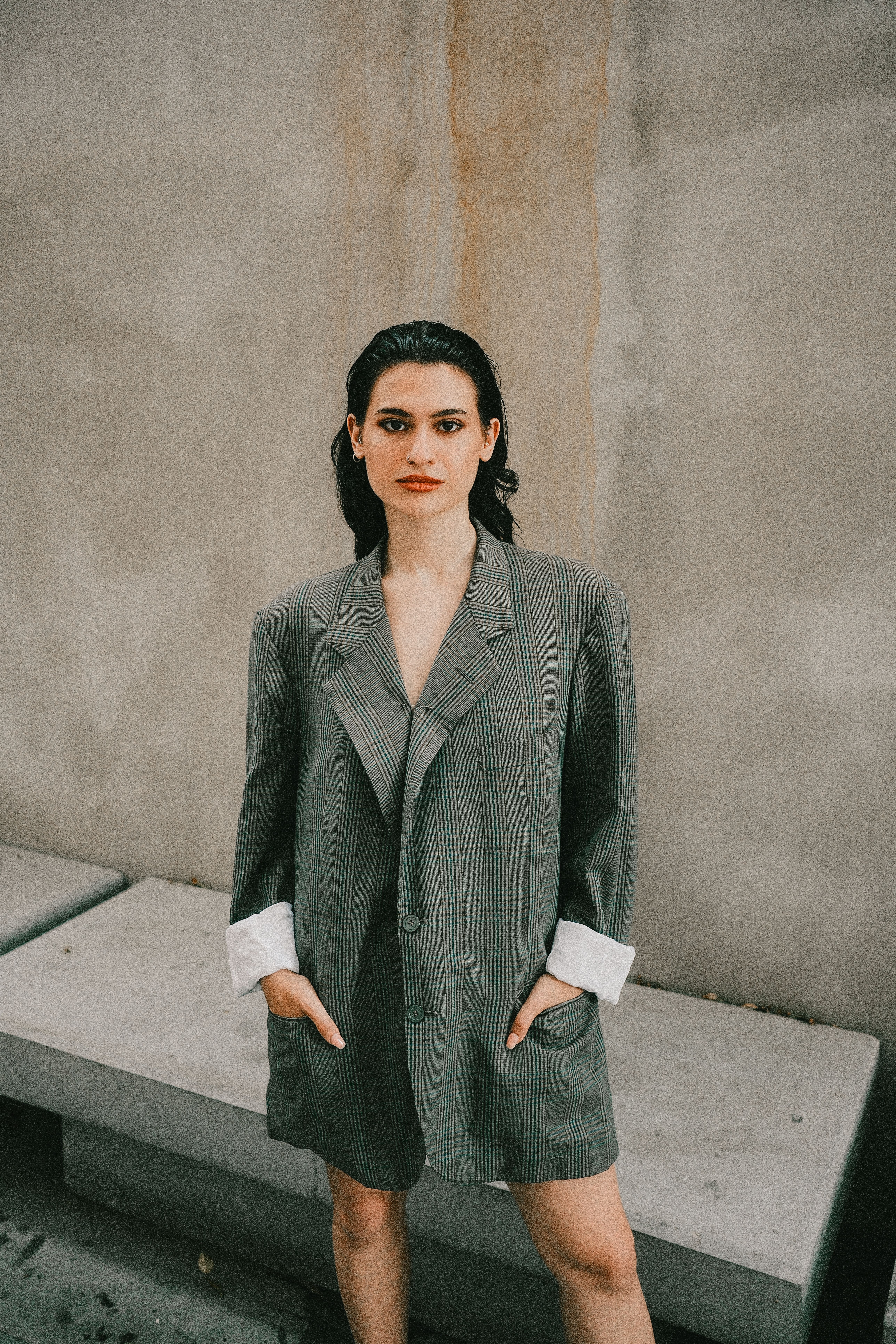 Mannequin en blazer oversize à carreaux gris