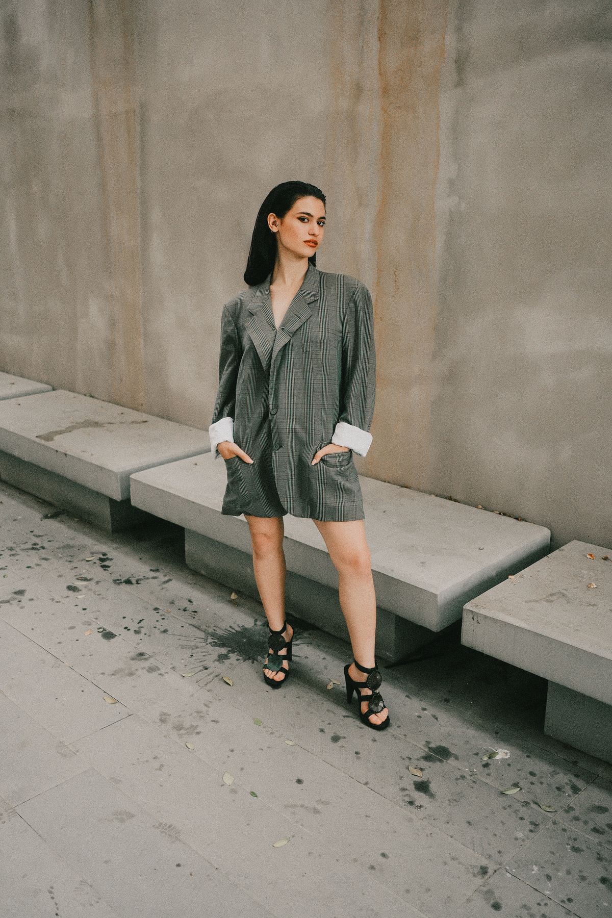 Slouchy Blazer Outfits for Women — 7 Relaxed Tailoring Looks for Fall Fashionable woman in an oversized blazer outdoors