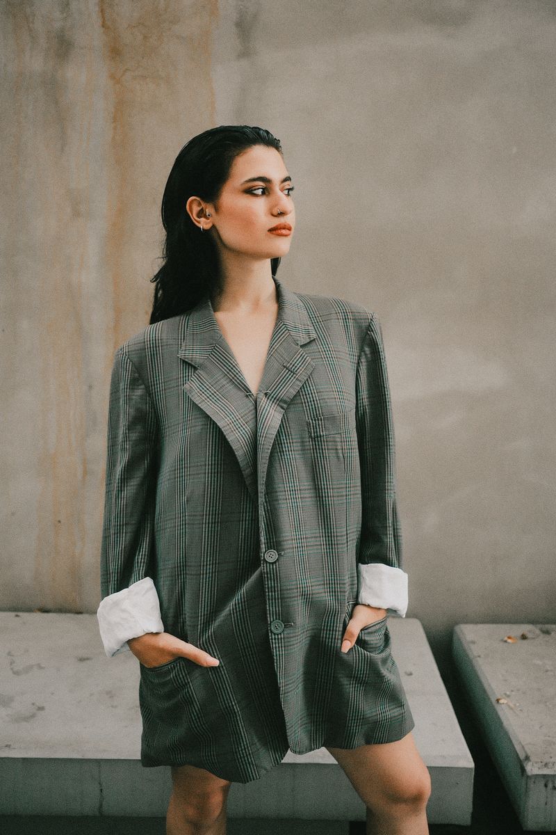 Blazer Lola à carreaux gris, autre pose