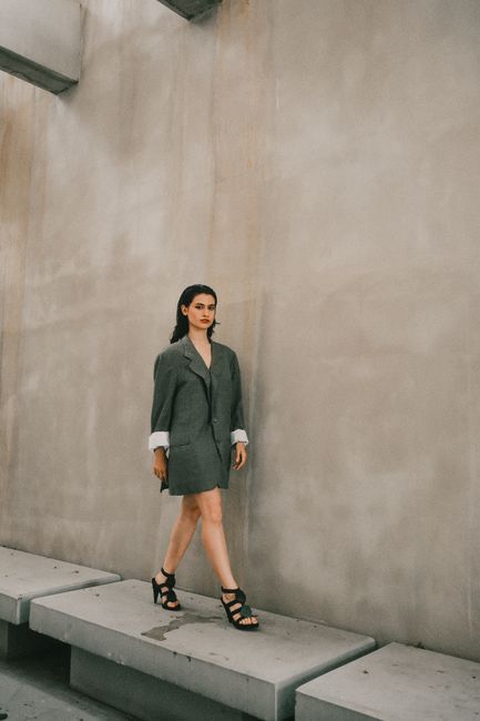 blazer oversized mặc như váy, giày cao gót quai mảnh và không cần gì thêm
#phongcáchtốigiản #charcoal #blazer #heels