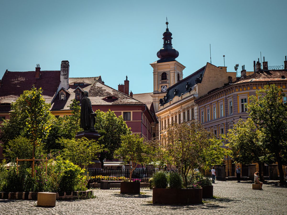 Piața din Sibiu cu turnul cu ceas, într-o zi de vară senină