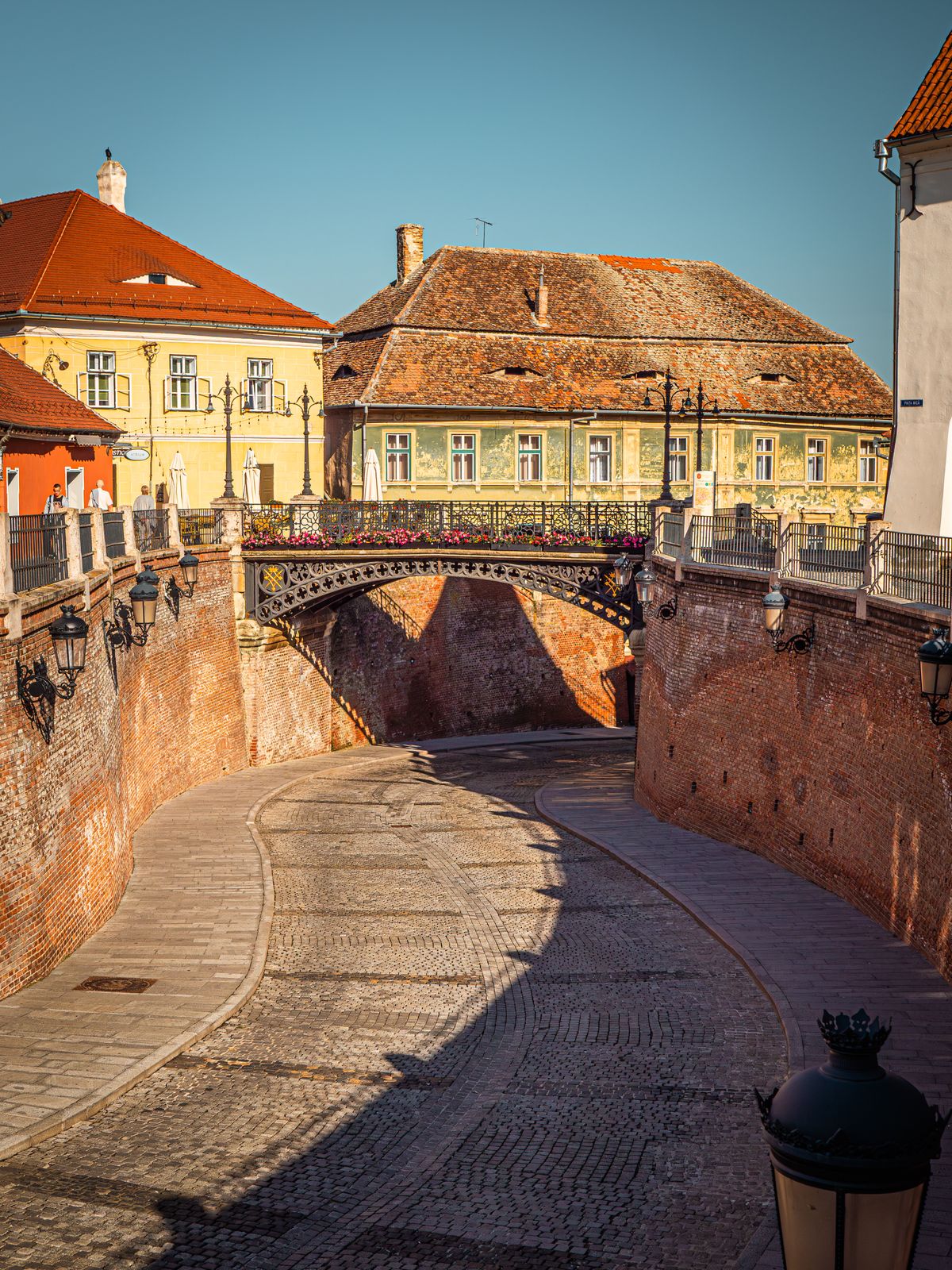 Sibiu - stradă pavată și arhitectură istorică în orașul vechi