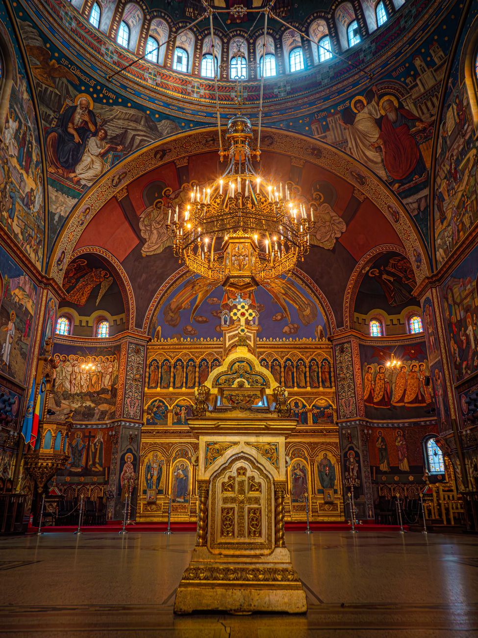 Credincioși participând la slujba de Vinerea Luminată în biserica din Roșu Credincioși participând la slujba de Vinerea Luminată în biserica din Roșu