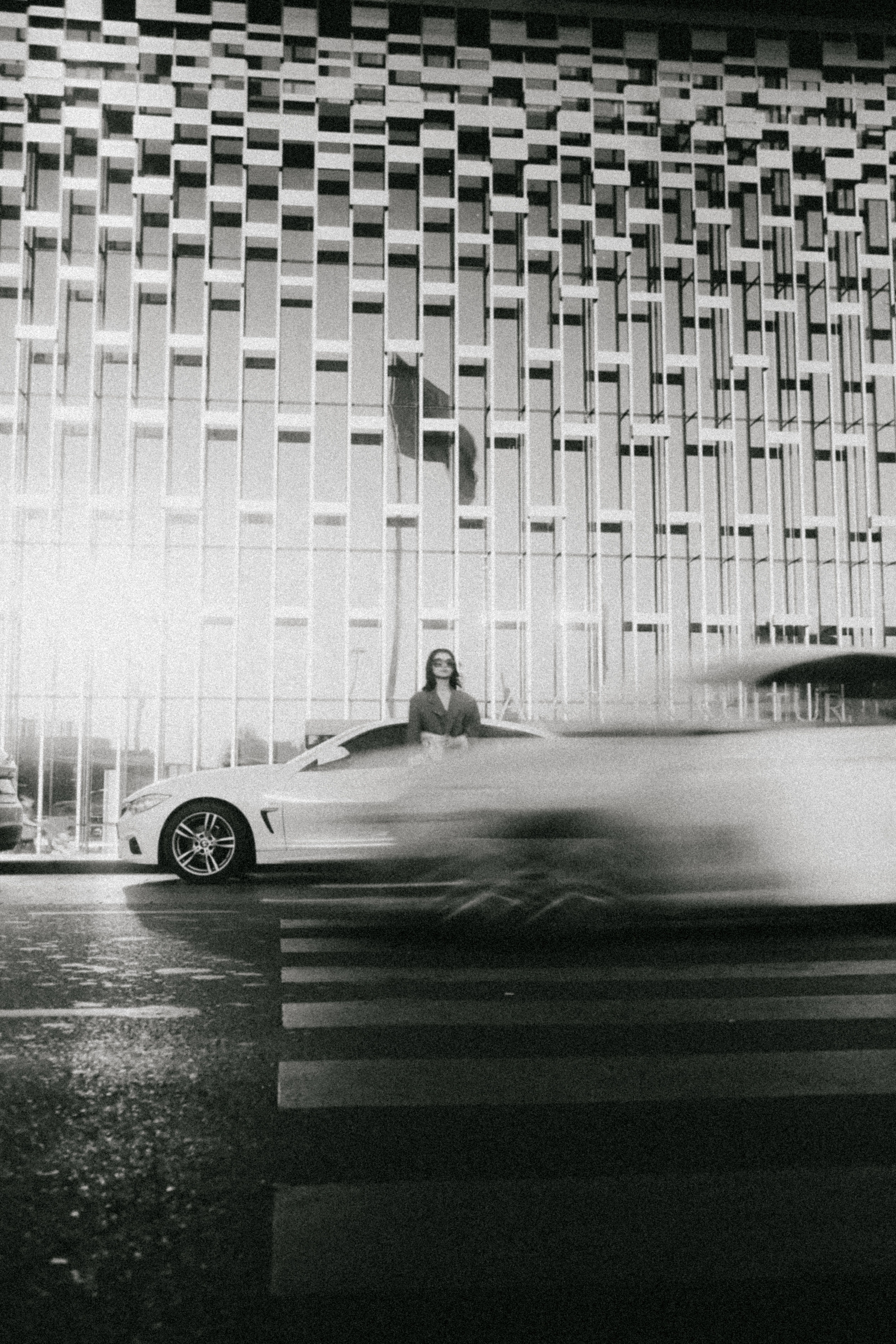 Cena urbana em preto e branco com desfoque de movimento