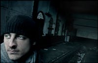 一个男人在废弃的、令人毛骨悚然的建筑内，肖像显得喜怒无常