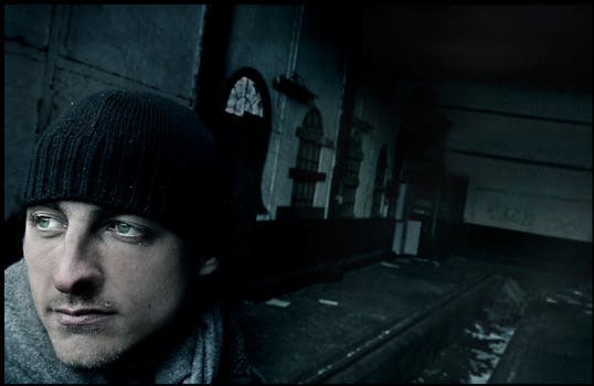 一个男人在废弃的、令人毛骨悚然的建筑内，肖像显得喜怒无常