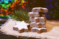 自制的肉桂星饼干，搭配节日白色糖衣，非常适合节日庆祝活动