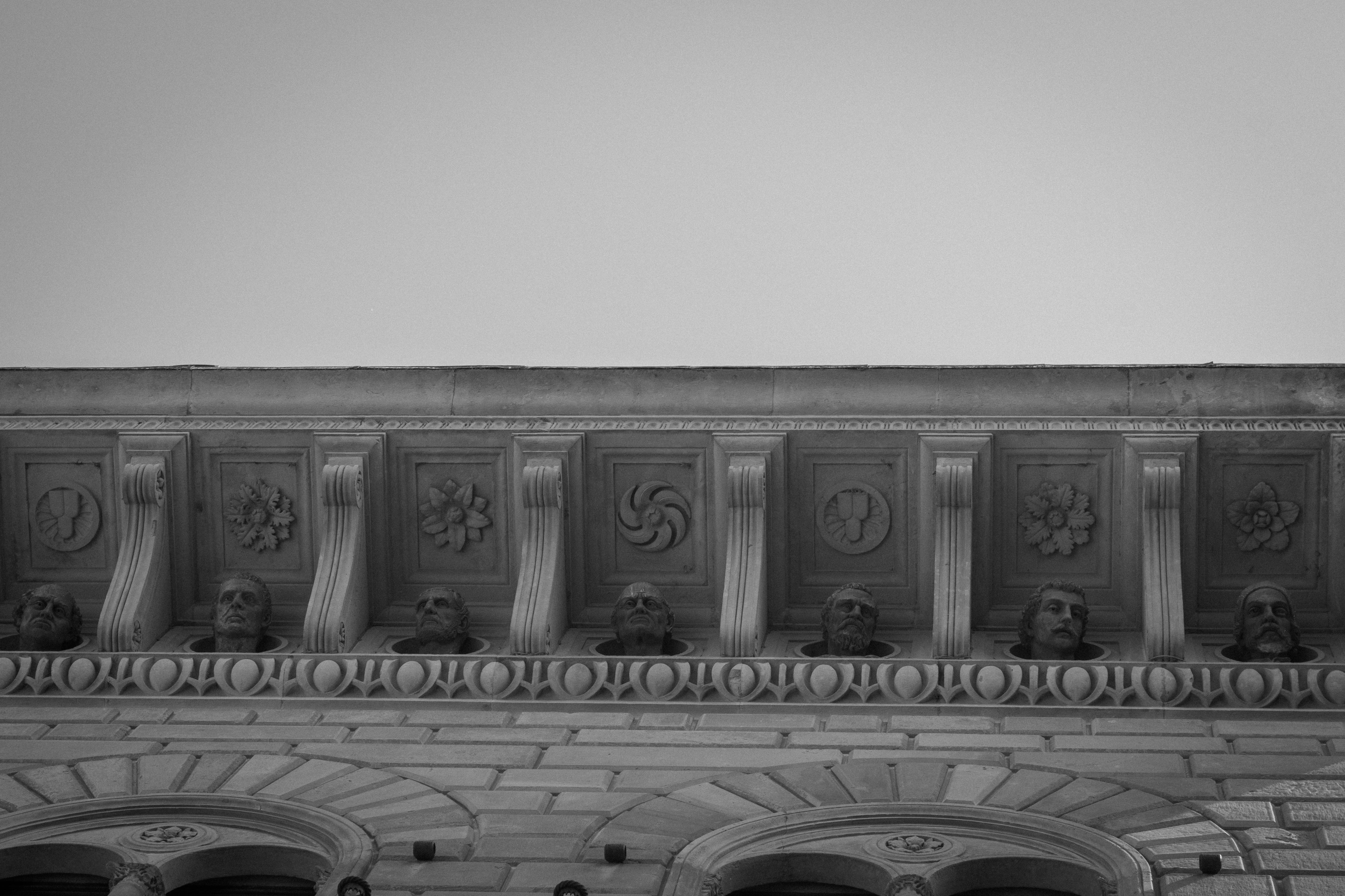 Kostnadsfria Historiska Svartvita Arkitektoniska Detaljer Stock foto