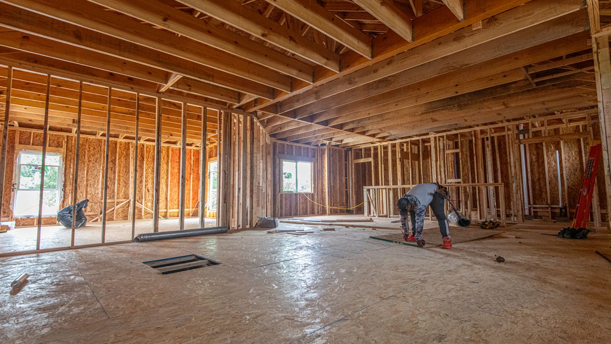 A house under construction with open stud walls — the moment to insulate the exterior walls.