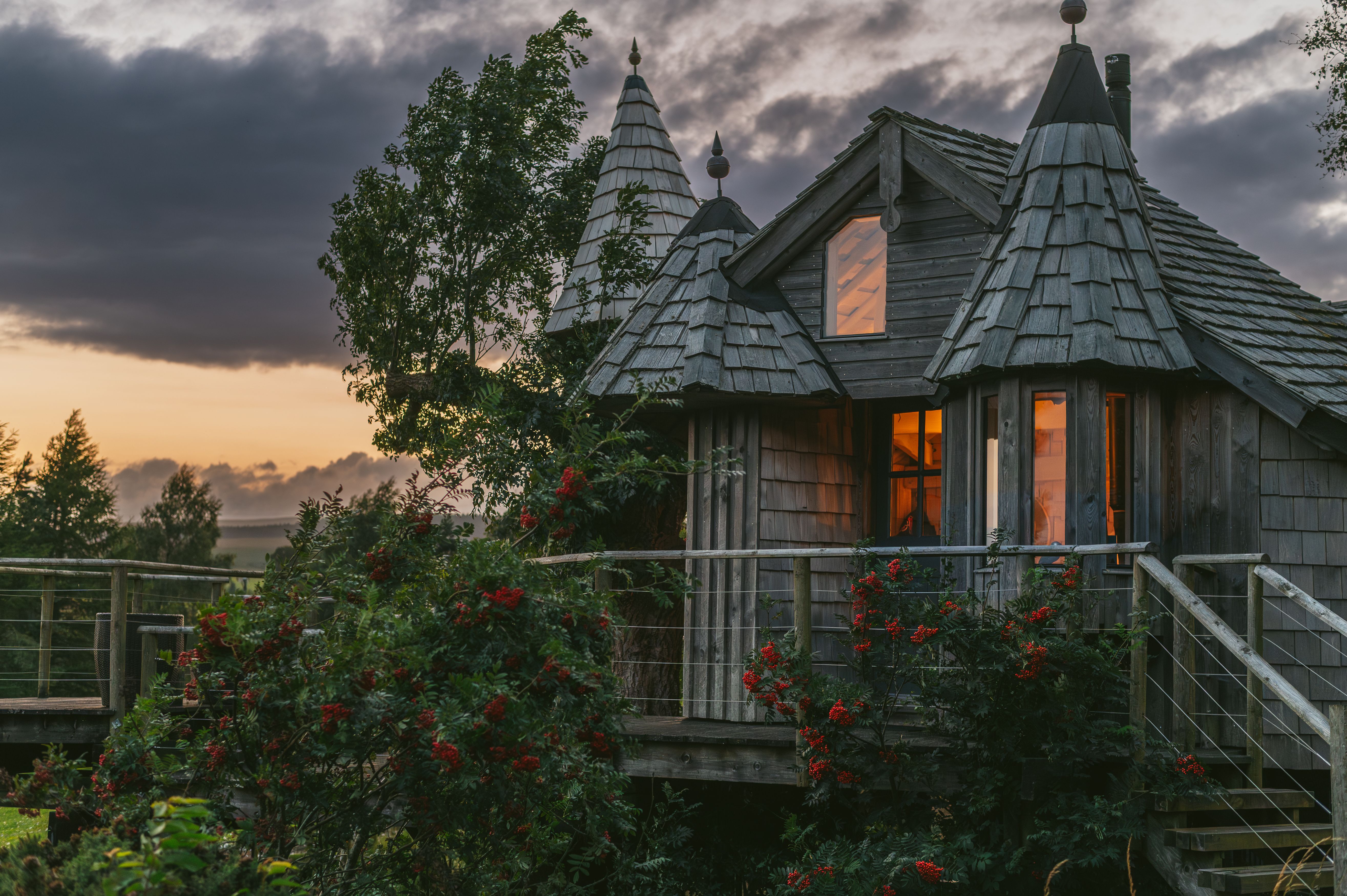 Charming Treehouse at Sunset in Scotland · Free Stock Photo