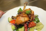 特写镜头中，美味鸡腿餐上装饰着新鲜蔬菜