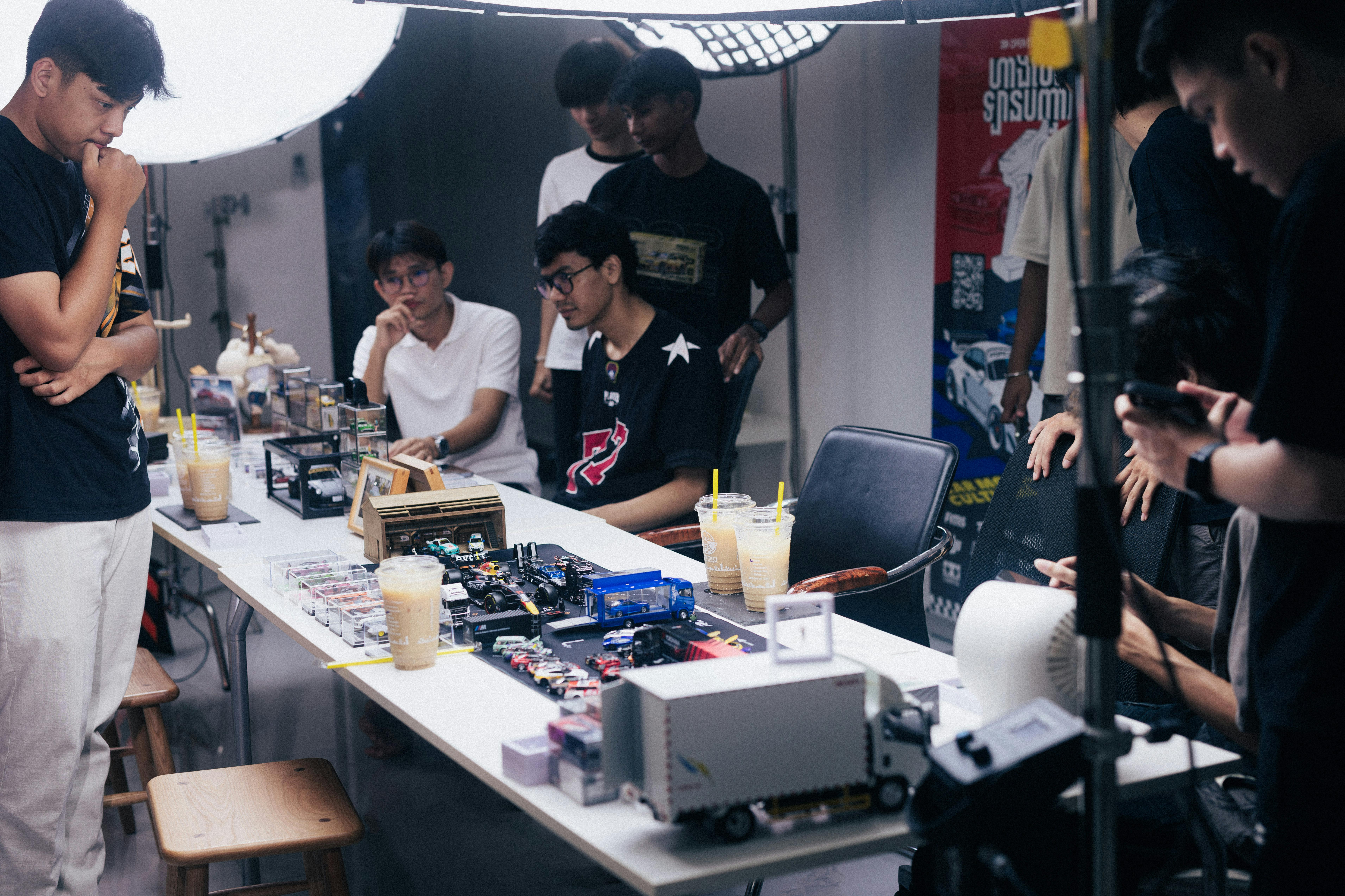 grátis Grupo de jovens adultos participando de uma reunião de modelos fundidos em Phnom Penh, Camboja. Foto profissional
