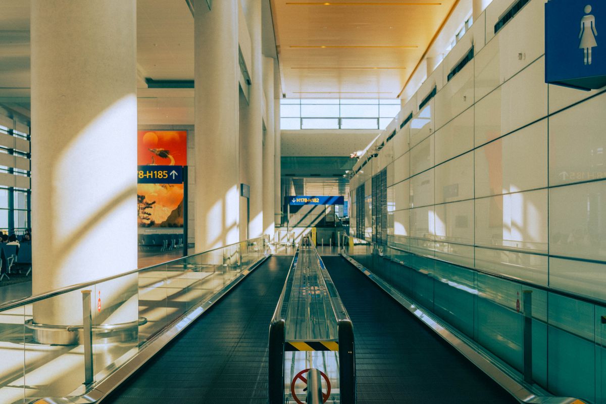 Walkway leading to an aircraft boarding bridge