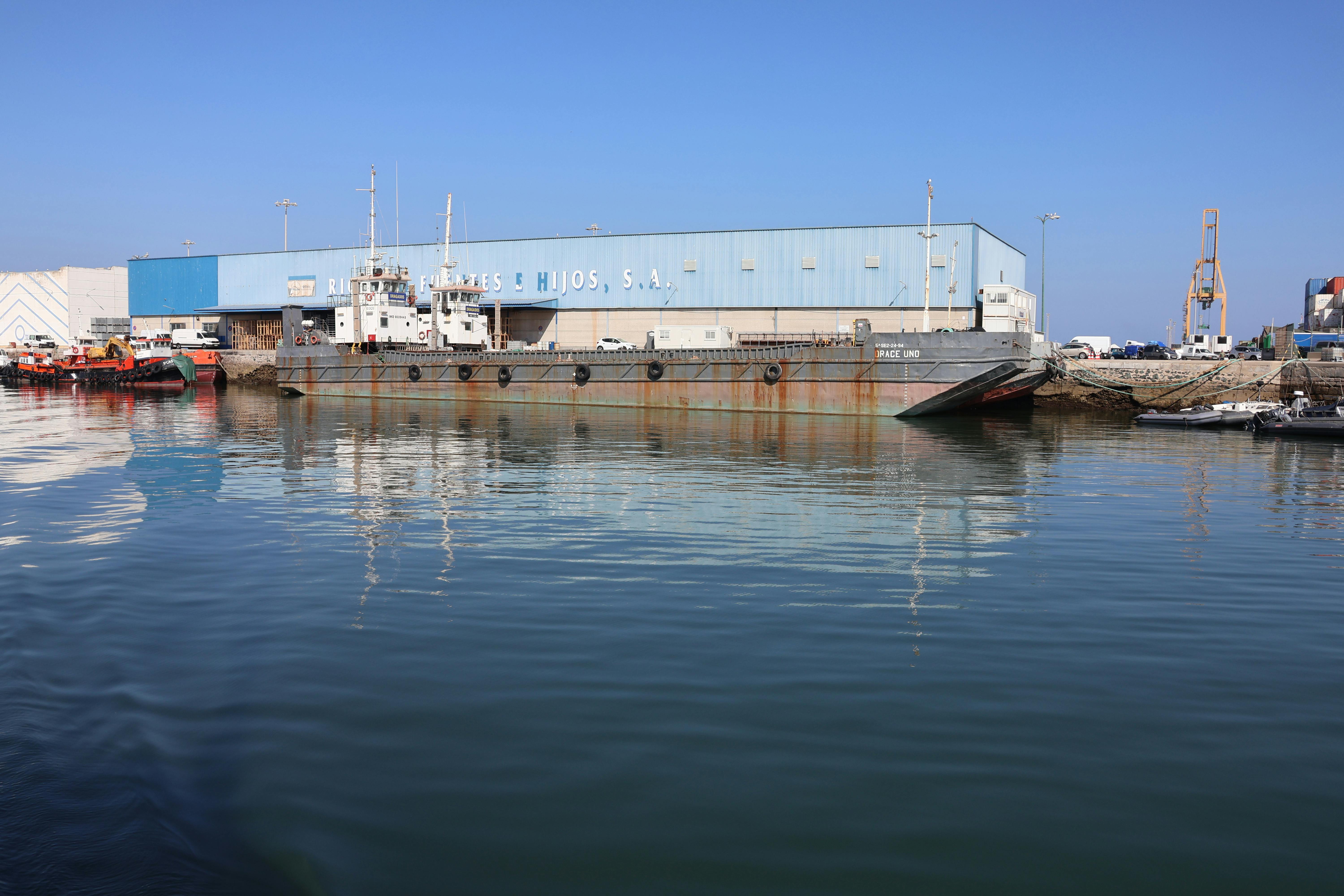 panorámica de uno de los muelles del puerto comercial