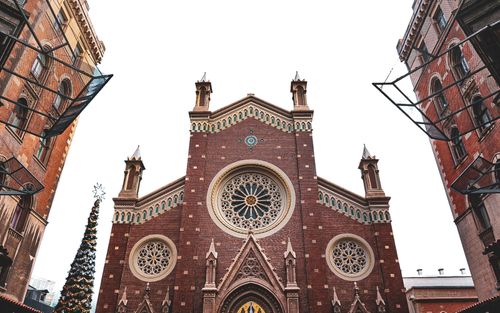 Free A striking view of St. Anthony of Padua Basilica in İstanbul's İstiklal Avenue adorned with festive decorations. Stock Photo