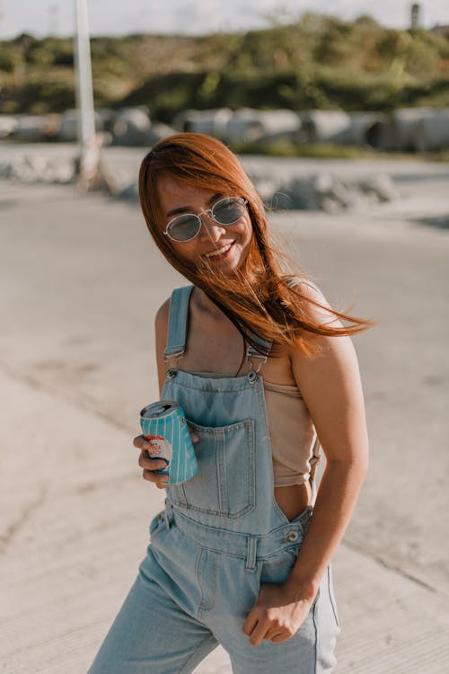 Mujer Sosteniendo Lata Azul