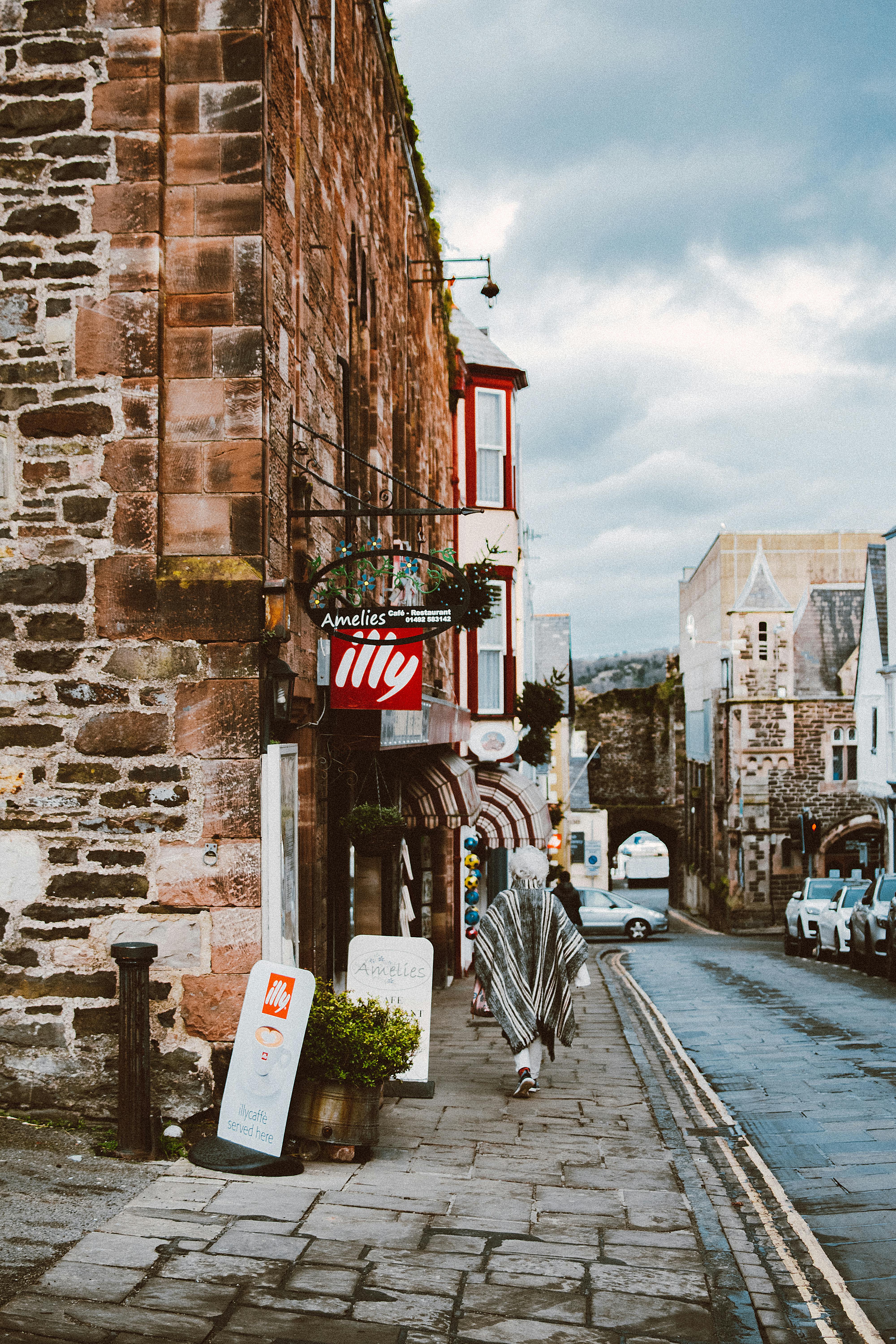 Personne Qui Marche Dans La Rue · Photo gratuite