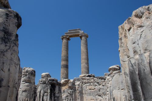 Free Explore the grandeur of ancient Greek architecture with these majestic temple ruins. Stock Photo