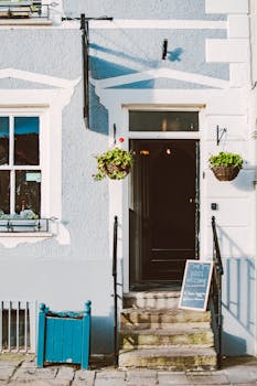 欢迎来到蓝色建筑，这里设有花盆和欢迎标志