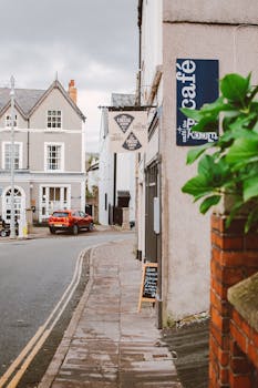 阴天的古雅街景中，咖啡馆的标志与复古建筑相映成趣